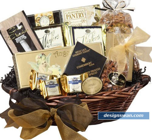 20 Beautiful Gift Baskets for Christmas - Design Swan