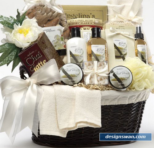 20 Beautiful Gift Baskets for Christmas - Design Swan