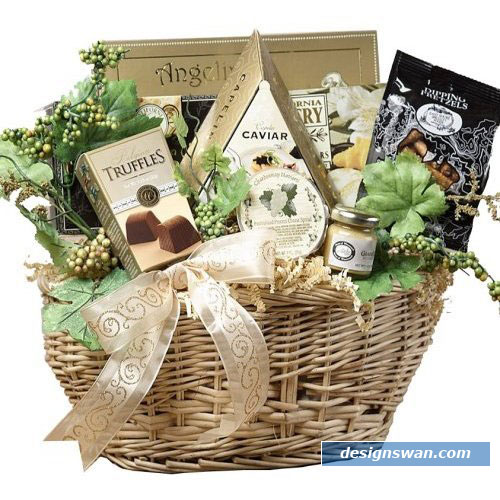 20 Beautiful Gift Baskets for Christmas