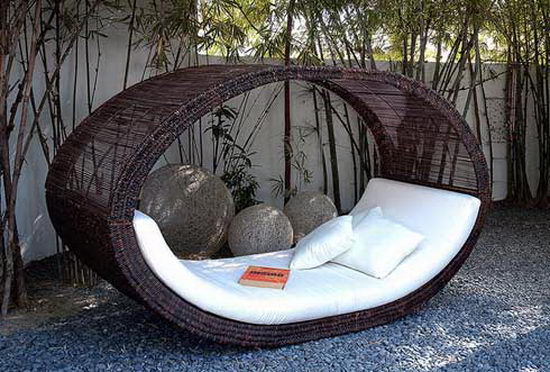19 Beautiful Outdoor Canopy Beds
