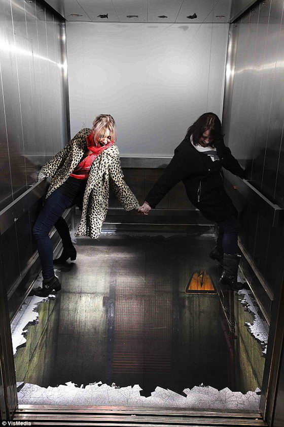 Bottomless Elevator? Amazing Optical Illusion Elevator in London