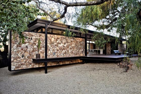 Westcliff Pavilion: Gorgeous Home Boasts a Floating Stone Wall