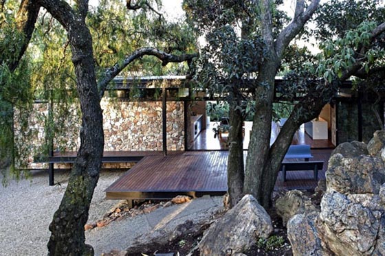 Westcliff Pavilion: Gorgeous Home Boasts a Floating Stone Wall