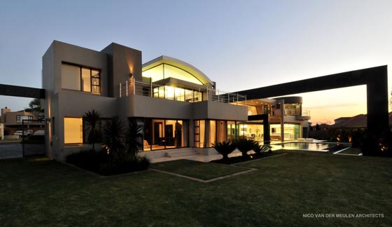 House Cal: a Spacious and Luxurious Family House by Nico van der Meulen Architects