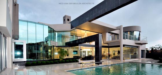 House Cal: a Spacious and Luxurious Family House by Nico van der Meulen Architects
