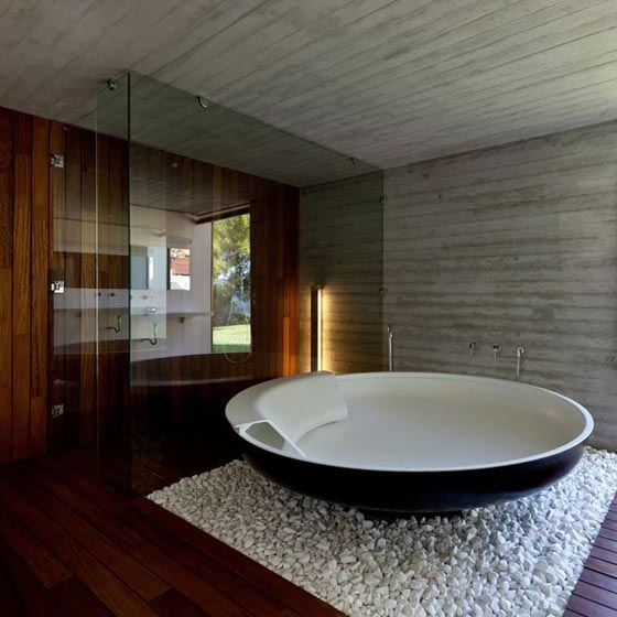 15 Cool and Fancy Bathtubs