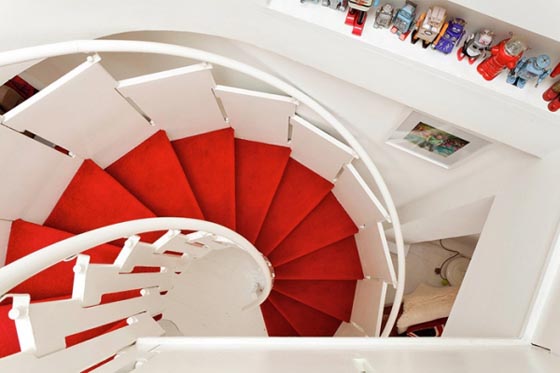 Inspiring London House in Red and White Theme