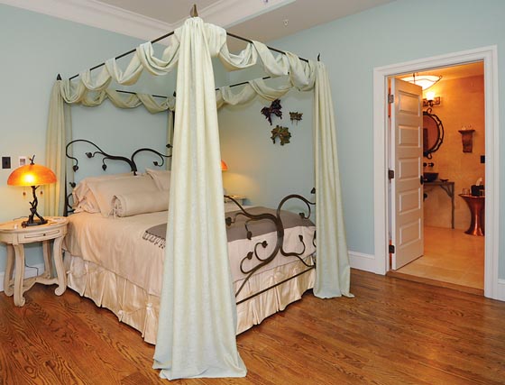 45 Beautiful Bedroom Decorated with Canopy Beds