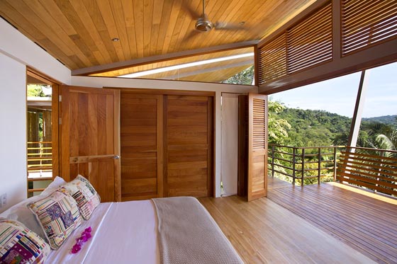 Flotanta House: Exotic Wooden House Floating Above The Hillside