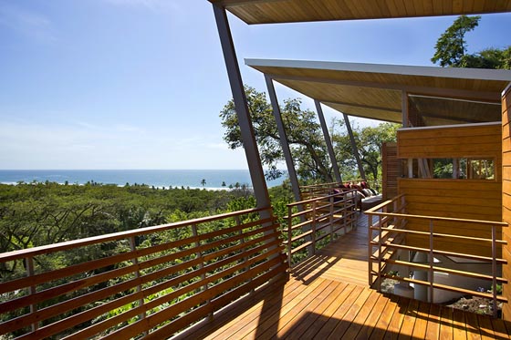 Flotanta House: Exotic Wooden House Floating Above The Hillside