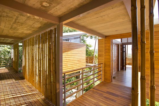 Flotanta House: Exotic Wooden House Floating Above The Hillside