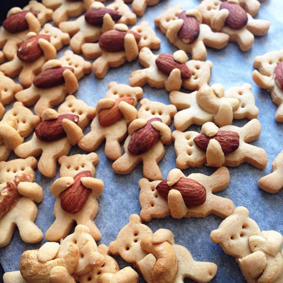 Adorable Hugging Bear Cookies by Maa Tamagosan