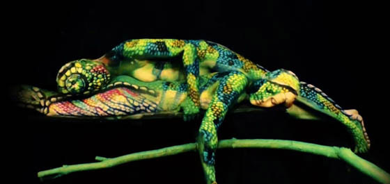 Human Chameleon: Incredible Body Painting