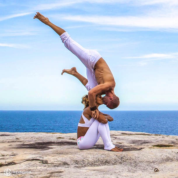 ArcoYoga: Couple Travel World With Their Acrobatic Yoga Poses