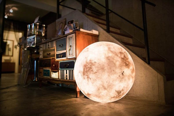 Luna: The Artistic Lamp Brings Moon Along With You