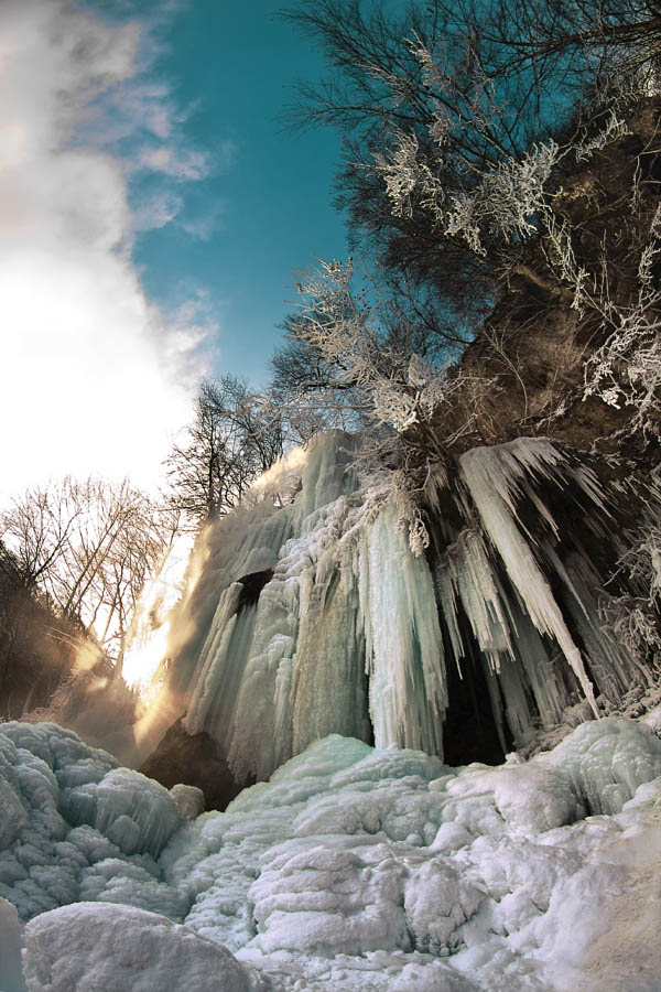 20 Magnificent Photos of Frozen Waterfalls