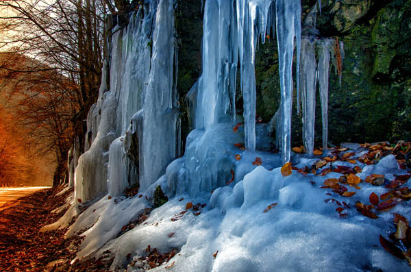 20 Magnificent Photos of Frozen Waterfalls