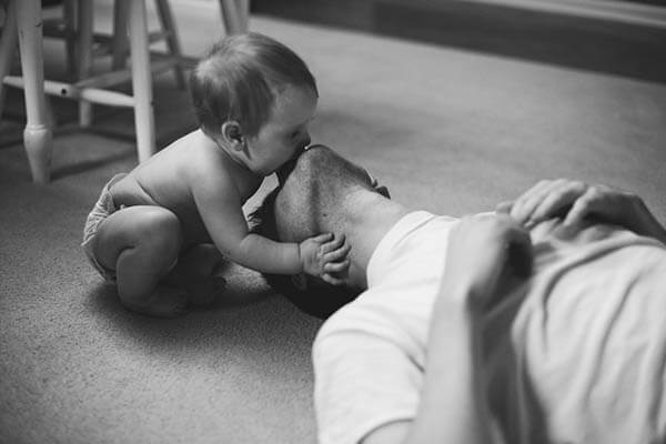 15 Touching Photos of Father and Baby