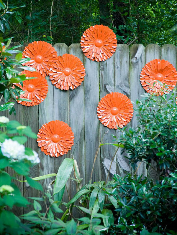 17 Creative Garden Fence Decoration Ideas