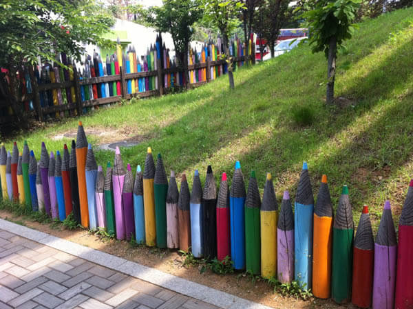 17 Creative Garden Fence Decoration Ideas