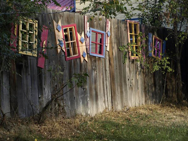 17 Creative Garden Fence Decoration Ideas