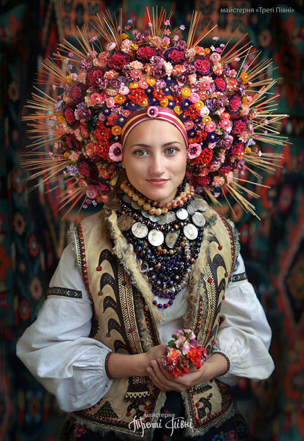 Stunning Portraits of Women and Girls Wearing Traditional Ukrainian Crowns