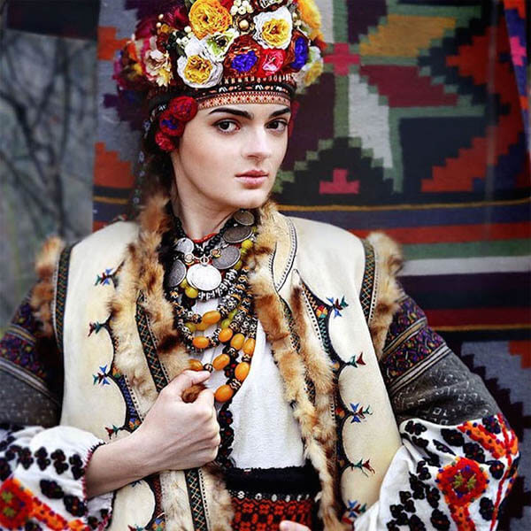 Stunning Portraits of Women and Girls Wearing Traditional Ukrainian Crowns