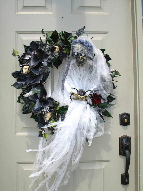 30 Creepily Awesome Halloween Wreaths Meet All Your Need