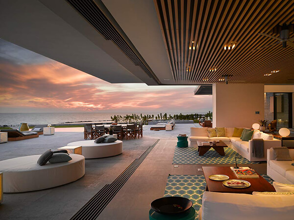 Dramatic Luxury Beach House Overlooking the Pacific