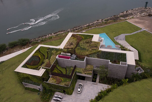 Dramatic Luxury Beach House Overlooking the Pacific