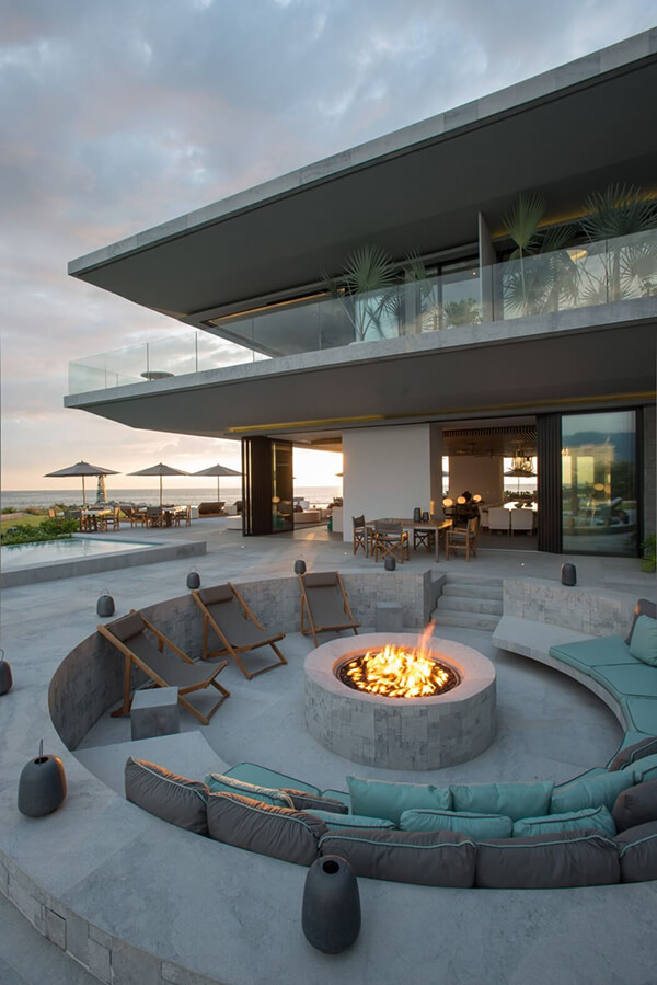 Dramatic Luxury Beach House Overlooking the Pacific