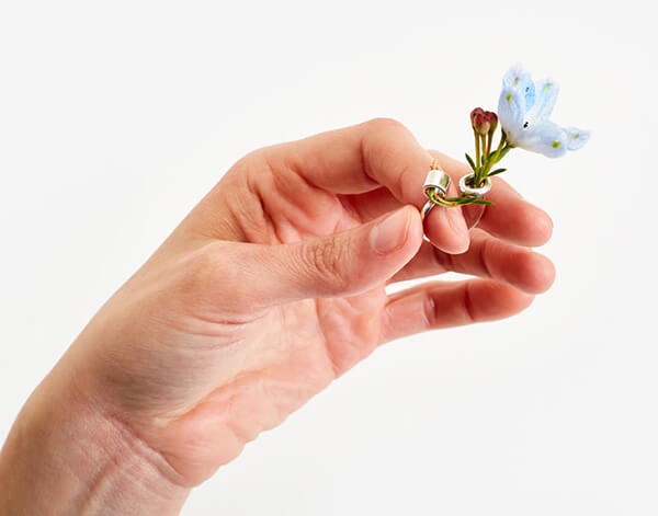 Ikebana Ring: Now You can Wear a Small Bouquet on Your Fingers