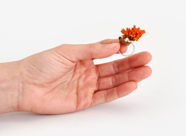 Ikebana Ring: Now You can Wear a Small Bouquet on Your Fingers