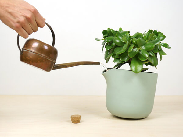 Innovative Self-watering Planter Tells You When It Needs Water Again
