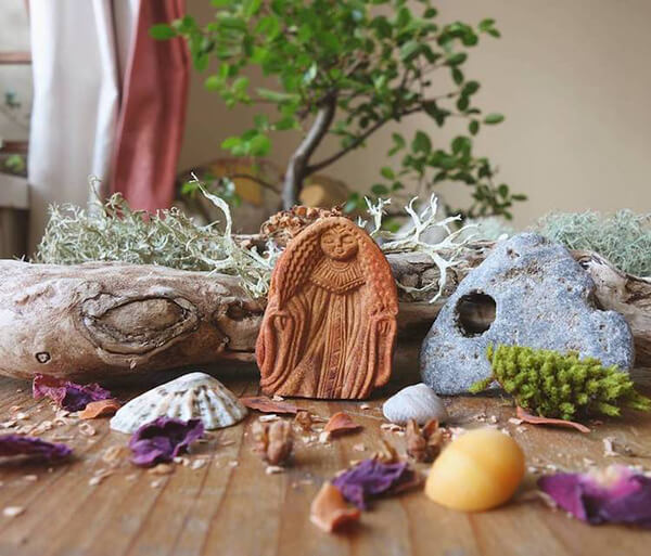 Miniature Sculptures Carved Out of Avocado Pit