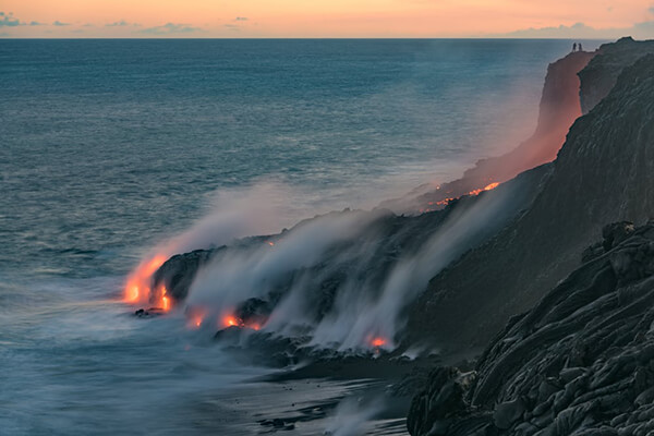 睡在世界上最活跃的火山之一的熔岩床上