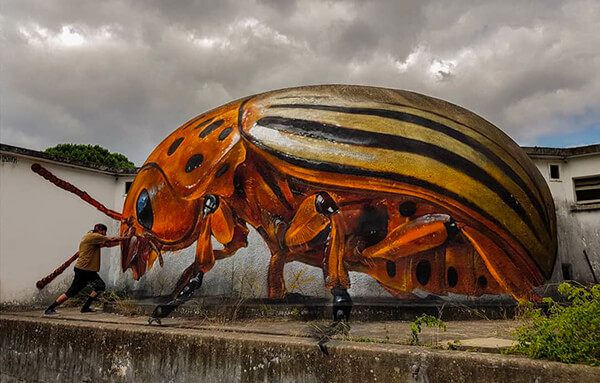 Attention! Giant Insects Invade!