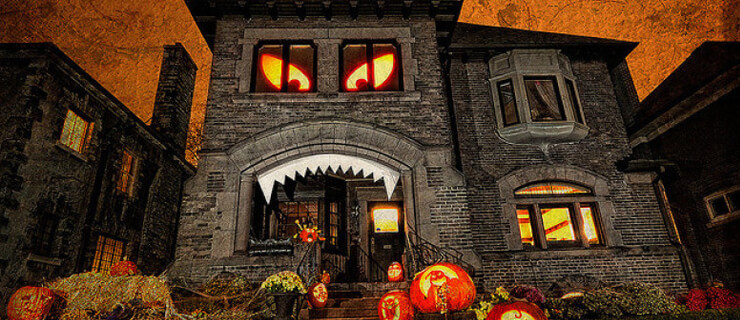 31-craziest-decorated-halloween-homes-design-swan