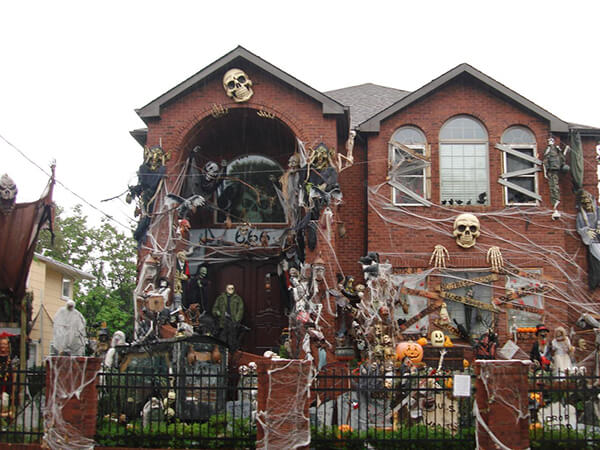 31 Craziest Decorated Halloween Homes