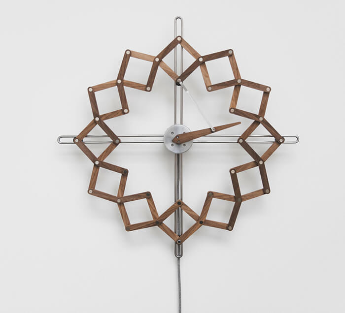 Solstice: The Unique Clock Shows the Passing Time by Shifting Shape