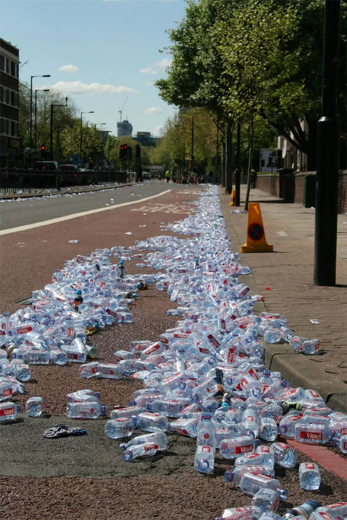 London Marathon Used Biodegradable And Edible Water Pouches to Replace Water Bottle