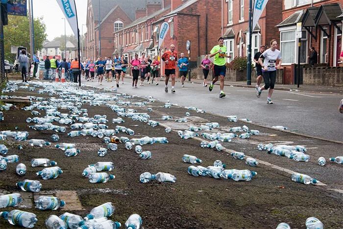 London Marathon Used Biodegradable And Edible Water Pouches to Replace Water Bottle