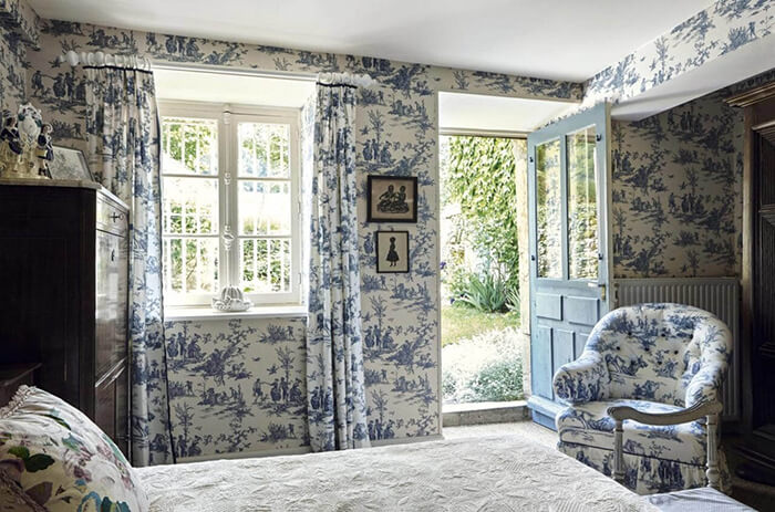 10 Ways Toile Wallpaper Can Amp Up Your Interiors