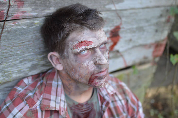 Seriously! Zombie Daddy-daughter Halloween Photo Shots?