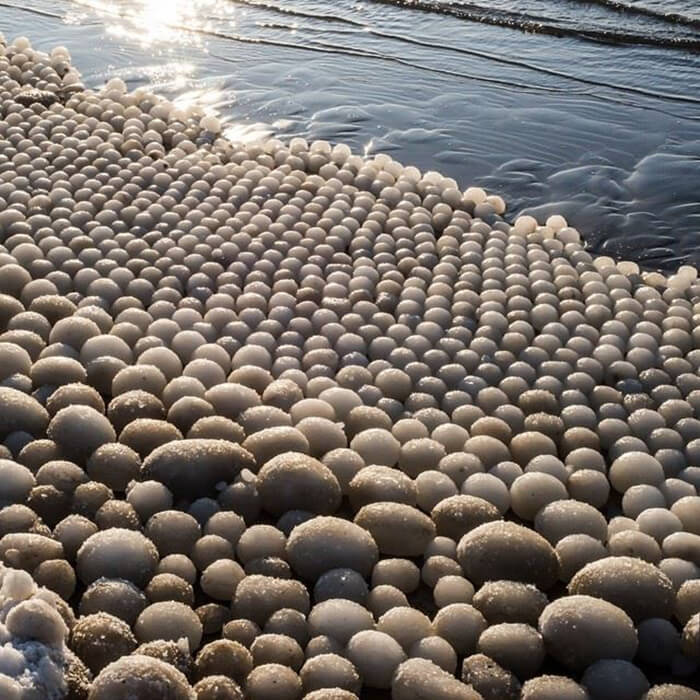 That is NOT Photoshoped! Bizarre ‘Ice Eggs’ Invaded Finnish Shore