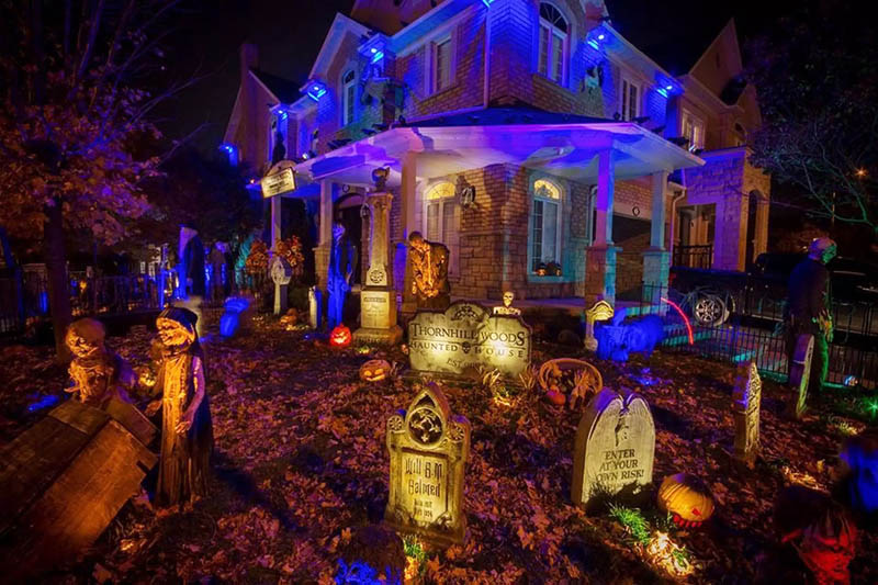 10 Most Awesome Halloween House Decorations - Design Swan