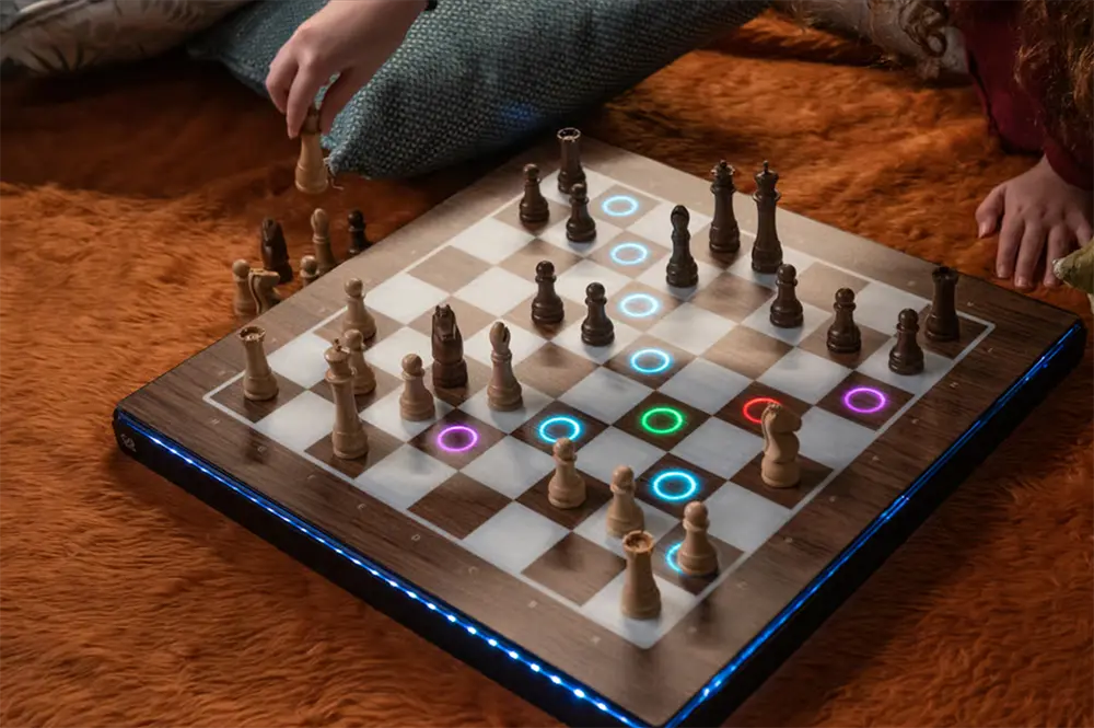 This chess board uses visual projectors to help you learn the game and  learn creating strategies! - Yanko Design