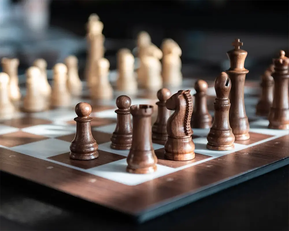 A chess board that can move its own pieces wows at CES 2019 - Video - CNET